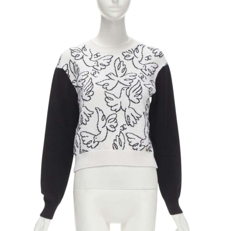 Chanel Dove CC Pullover White Cashmere Never worn - Front View