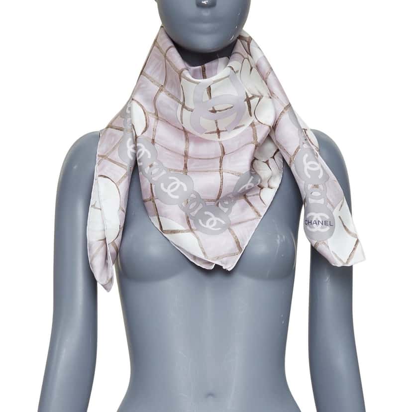 Chanel Product Pink Silk Very good condition - Front View