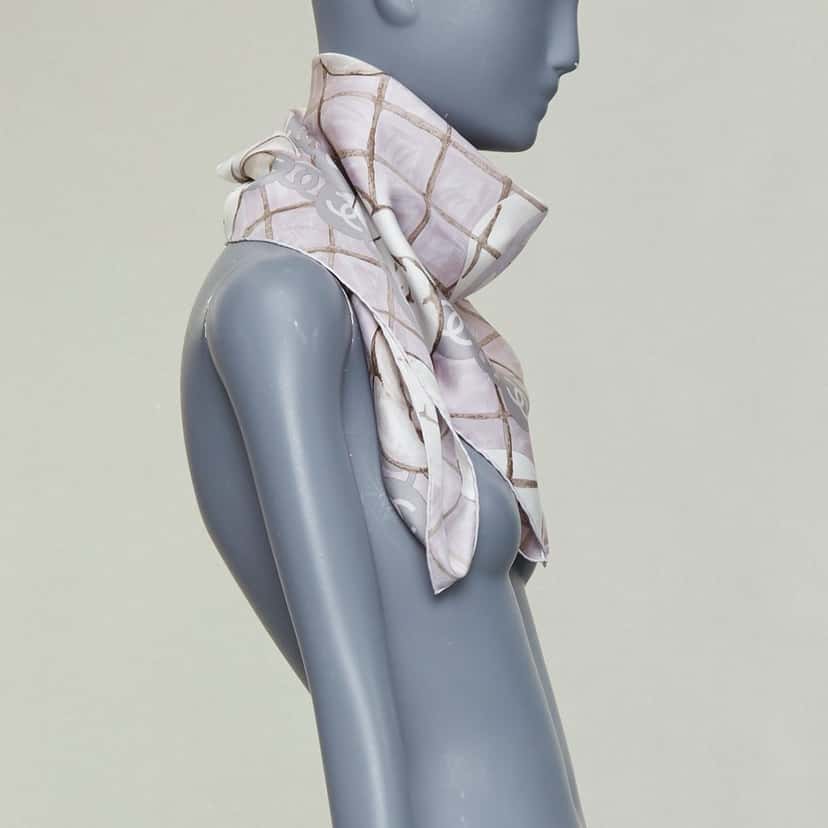 Chanel Product Pink Silk Very good condition - Model View