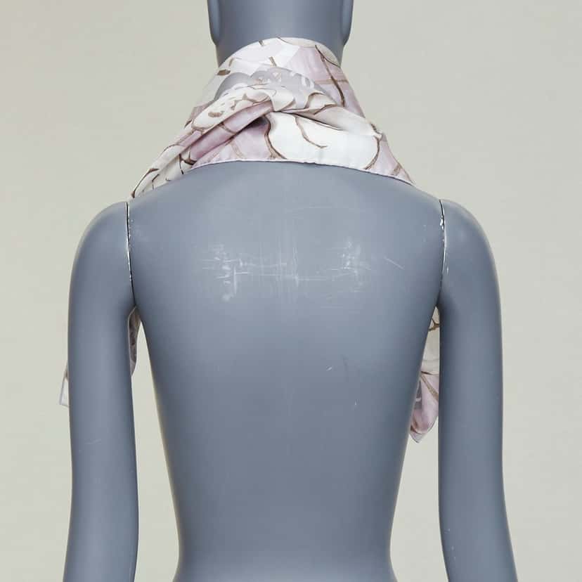 Chanel Product Pink Silk Very good condition - Box View