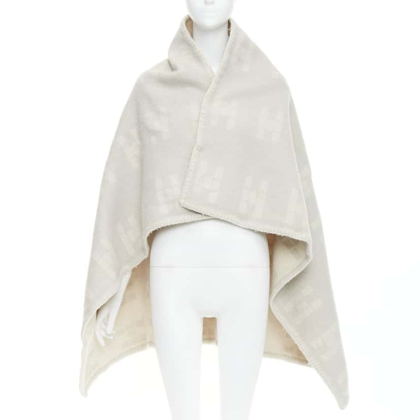 Hermes Product Grey Cashmere Fair condition - Back View
