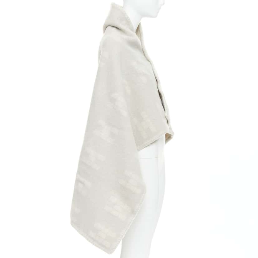 Hermes Product Grey Cashmere Fair condition - Model View