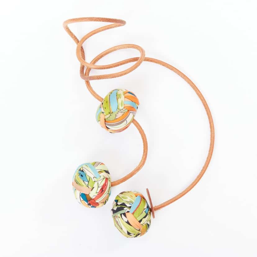 Hermes Charm de balsa pompom Brown Silk Very good condition - Front View