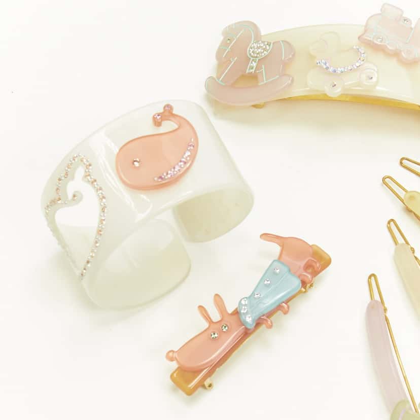 NON SIGNE / UNSIGNED Horse Bangle Clip MultiColor Plastic Very good condition - Back View