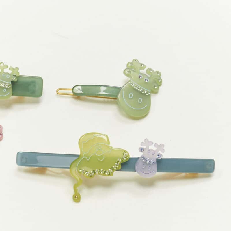 NON SIGNE / UNSIGNED Santa Hair Clips Green Plastic Never worn - Model View