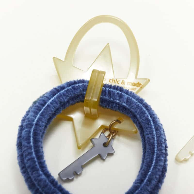 NON SIGNE / UNSIGNED Lock Hair Clips MultiColor Plastic Never worn - Box View