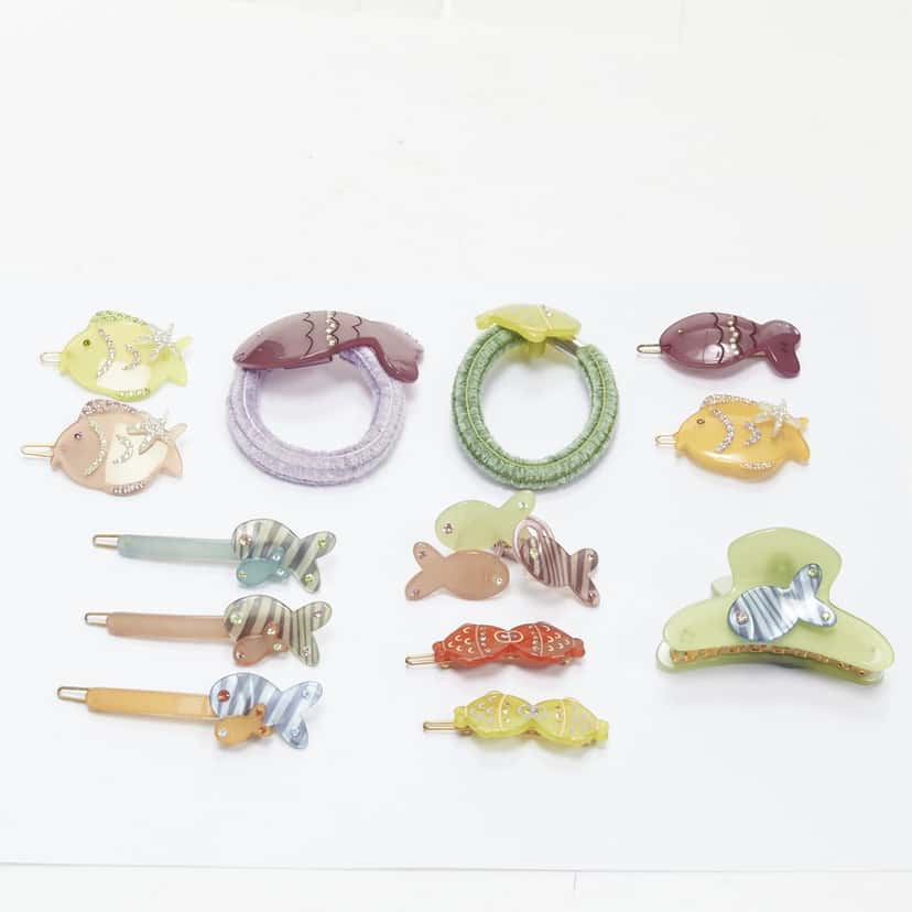 NON SIGNE / UNSIGNED Fish Hair Clips MultiColor Plastic Very good condition - Front View