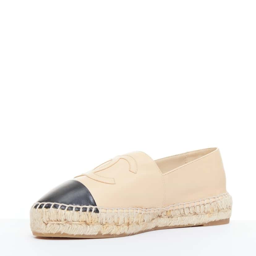 Chanel Product Beige Leather Good condition - Model View