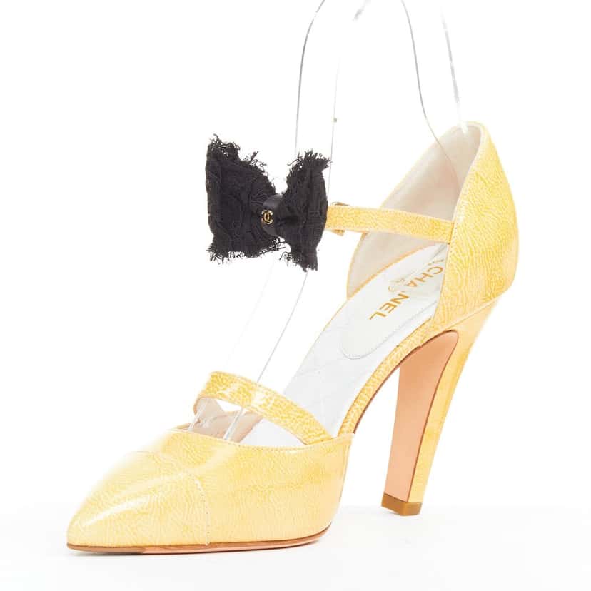 Chanel Product Yellow Leather Very good condition - Model View