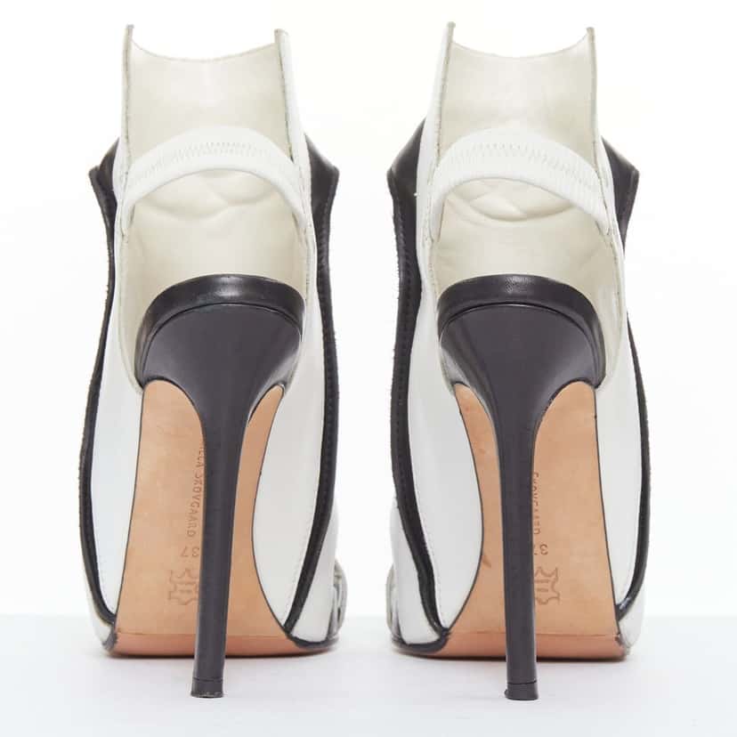 Camilla Skovgaard Ridged Cutout Sandals Black Leather Very good condition - Box View