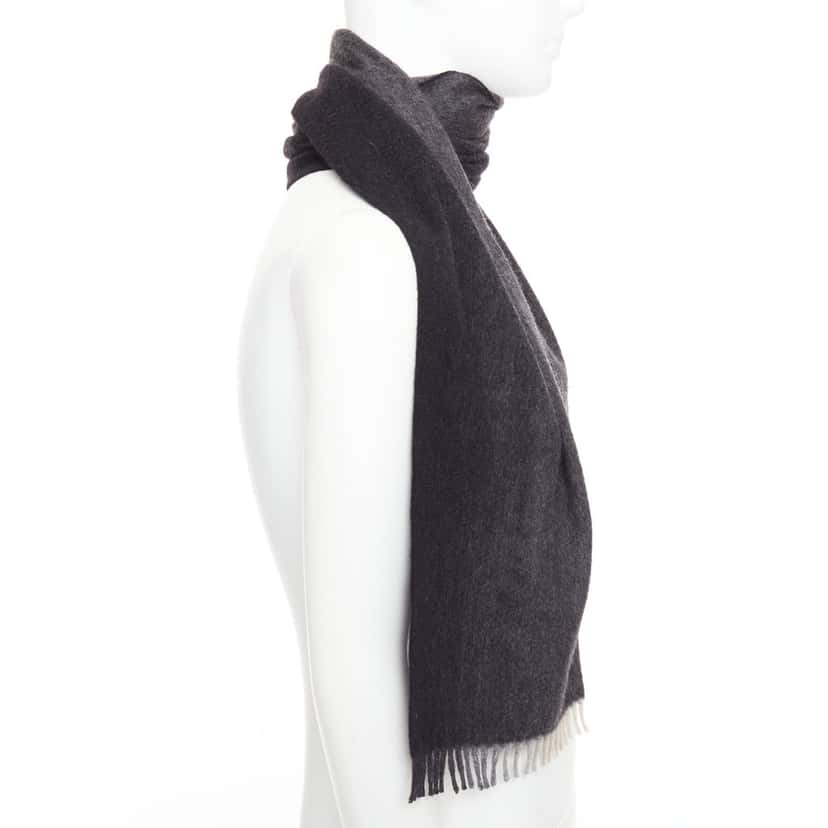 Prada Product Black Cashmere Very good condition - Model View