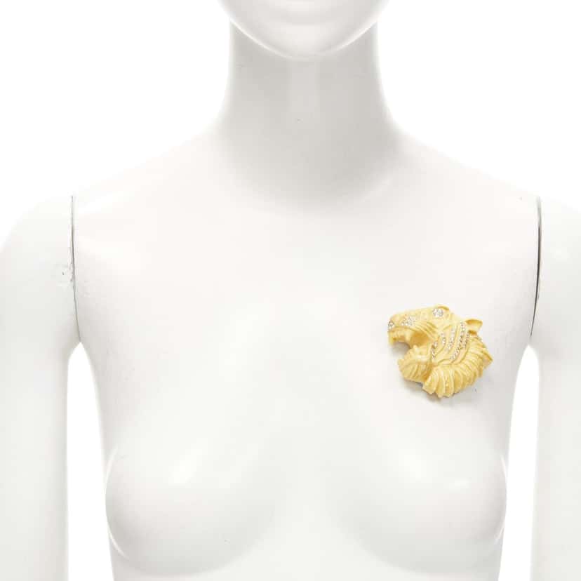 Gucci Tiger Head Pin Ecru Plastic Never worn - Front View