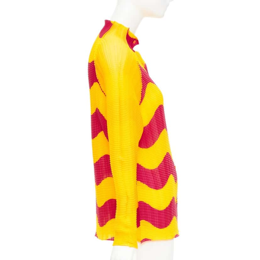 Issey Miyake Top Yellow Polyester Very good condition - Model View