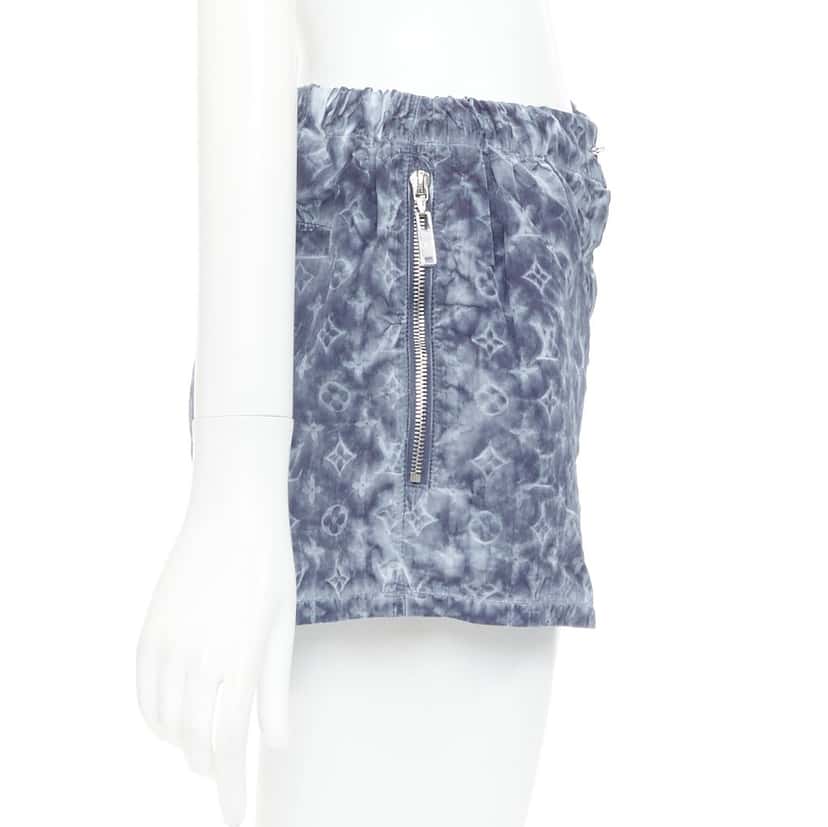 Louis Vuitton Shorts Blue Polyester Very good condition - Model View