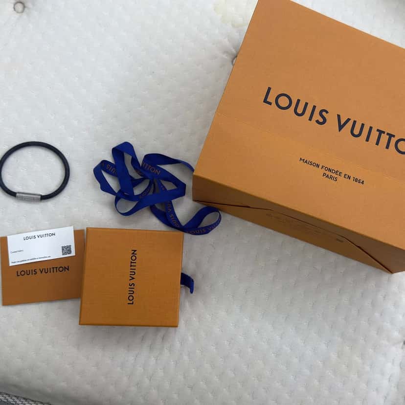 Louis Vuitton Keep It Bracelet Black Canvas Never worn, with tag - Model View