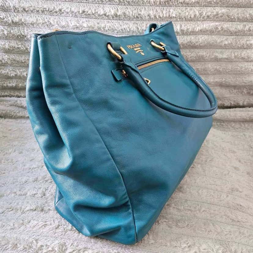 Prada Shopper Tote Blue Leather Gold Good condition - Model View