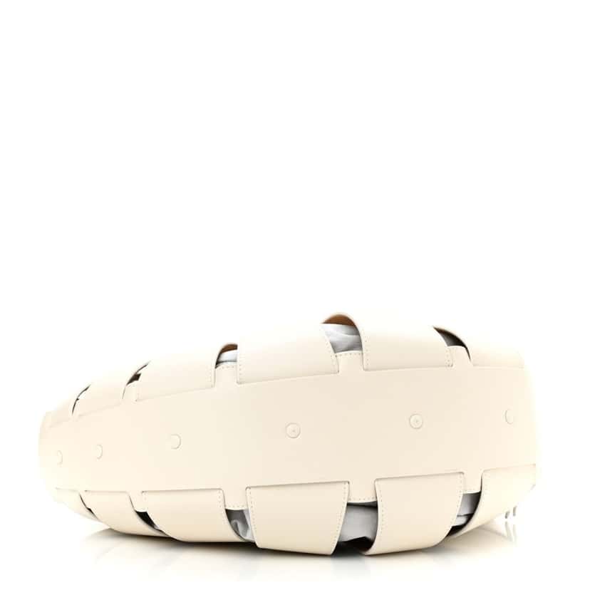 Bottega Veneta Bottega Veneta The Shell Bag Frost White French Calfskin Shoulder Bag White Leather Never worn - Model View