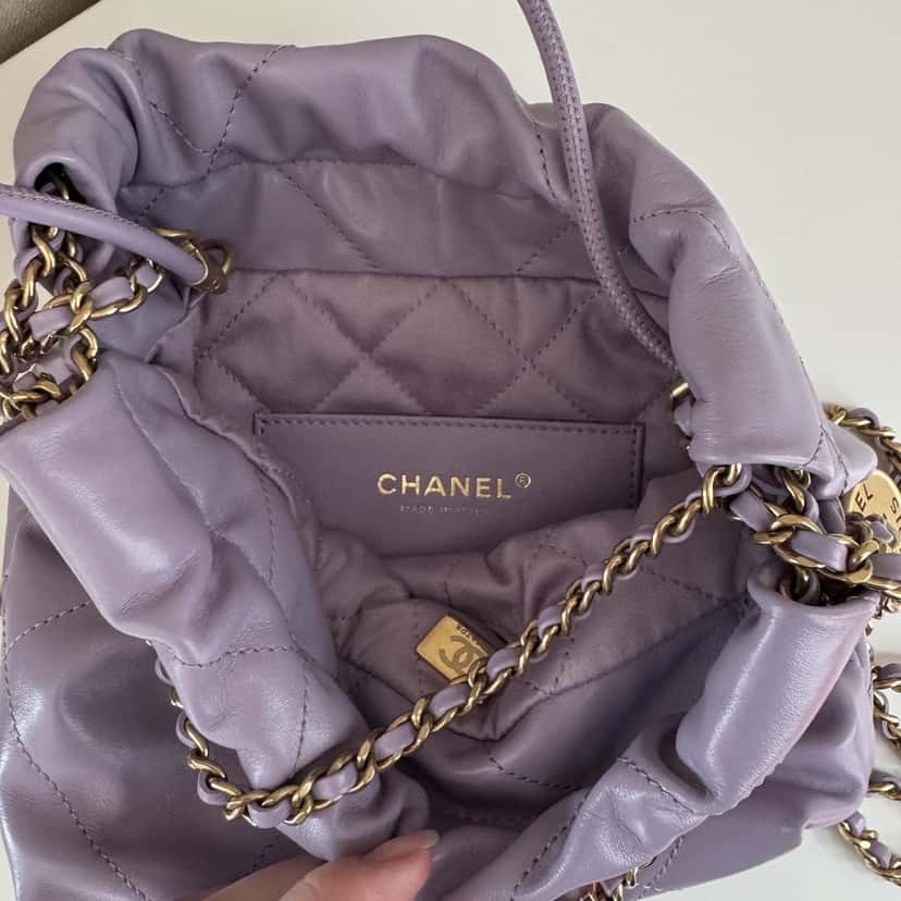 Chanel Chanel 22 Purple Leather Never worn - Model View