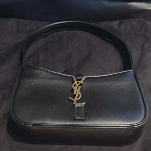 Saint Laurent Le 5 à 7 Black Leather Gold Never worn - Model View
