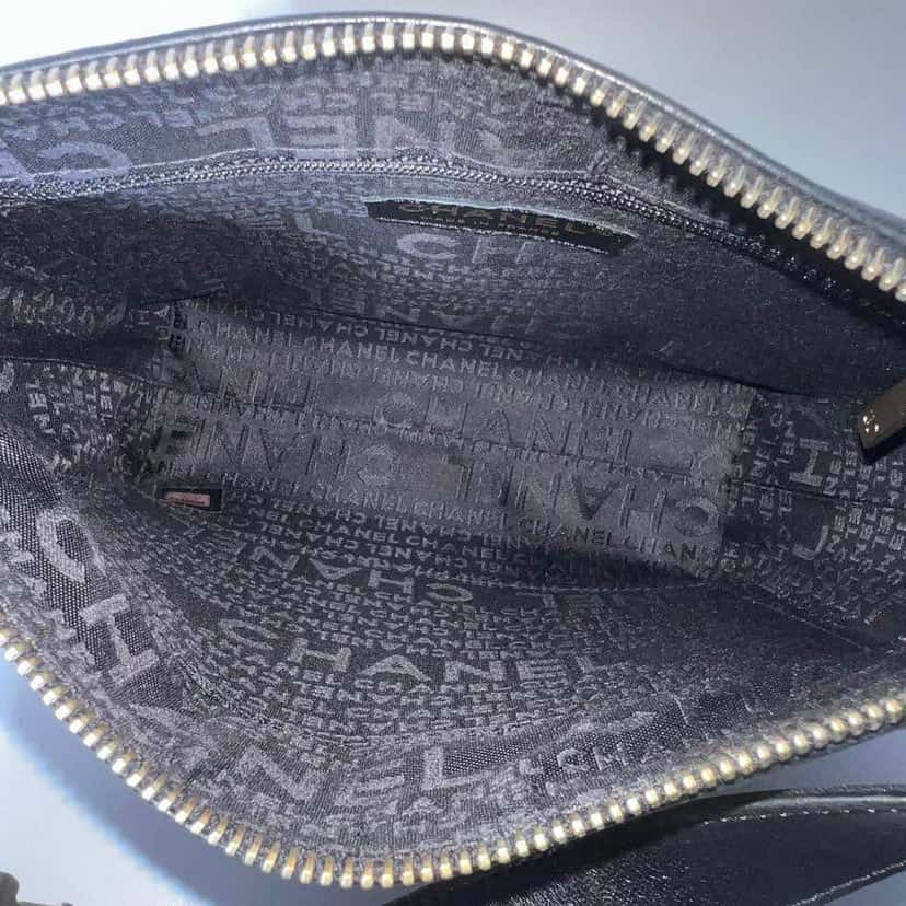 Chanel Chocolate Bar Black Leather Good condition - Model View