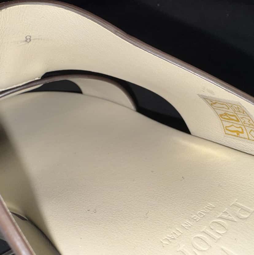 Cesare Paciotti Sandali Luxury Cesare Paciotti Beige Leather Never worn - Model View