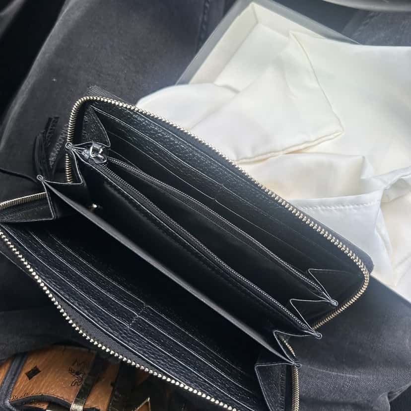Gucci Lightly Used Gucci Wallet Black Leather Very good condition - Inside View