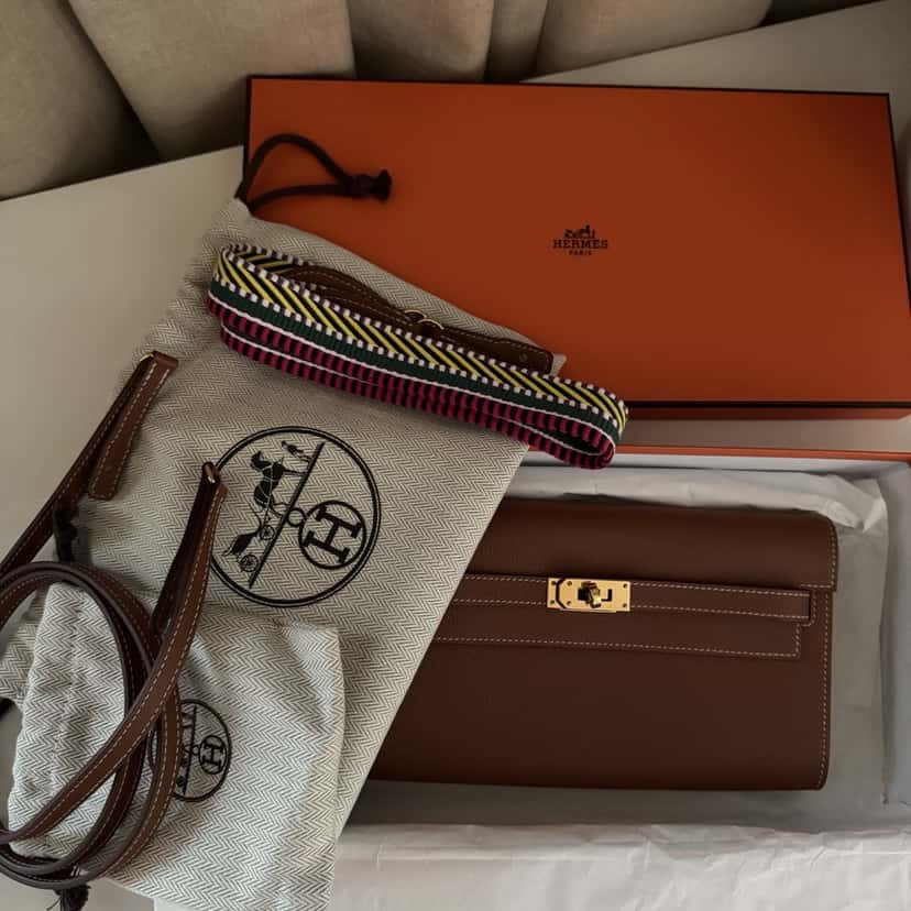 Hermès Kelly to go Brown Leather Never worn, with tag - Model View