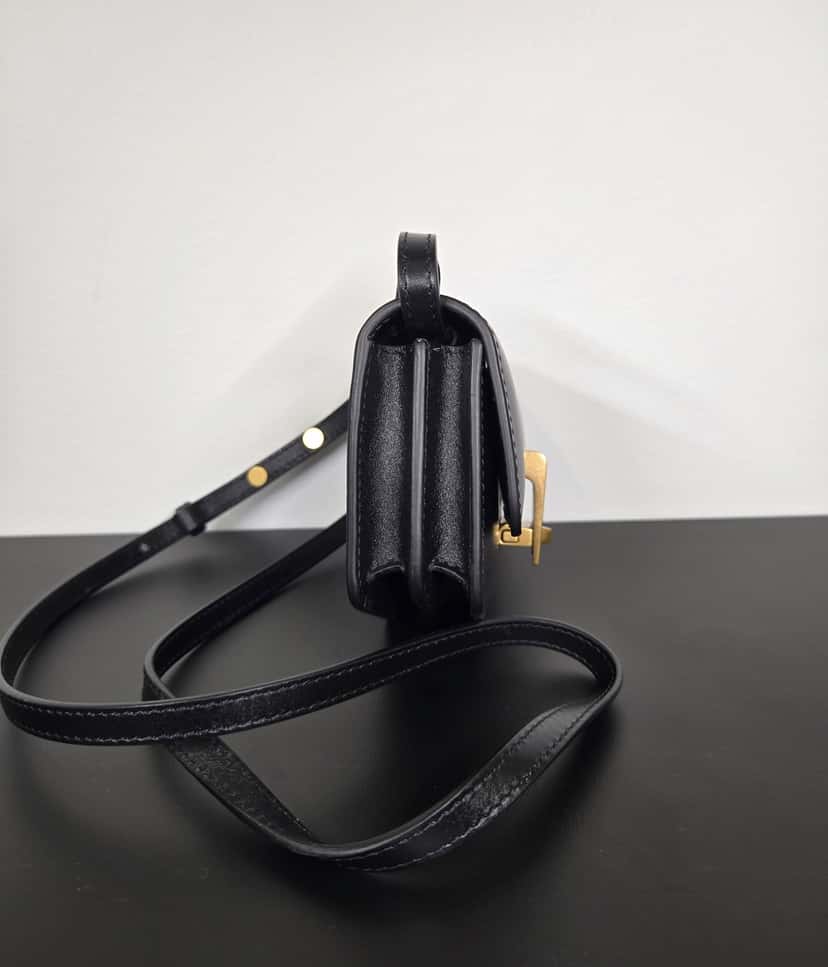 Alaïa Le Papa Mini leather shoulder bag Black Leather Never worn, with tag - Model View