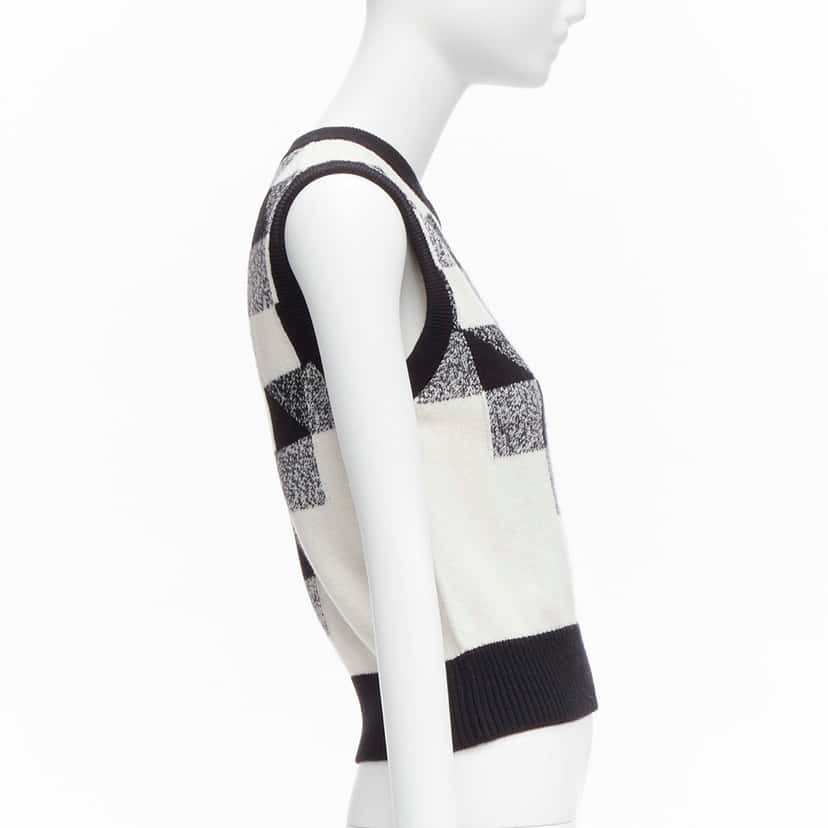 Chanel Check CC Sweater Vest Black Cashmere Never worn - Model View