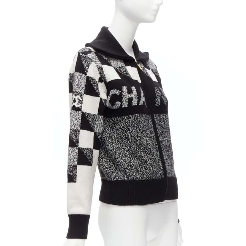 Chanel Graphic CC Cardigan Black Cashmere Never worn - Model View