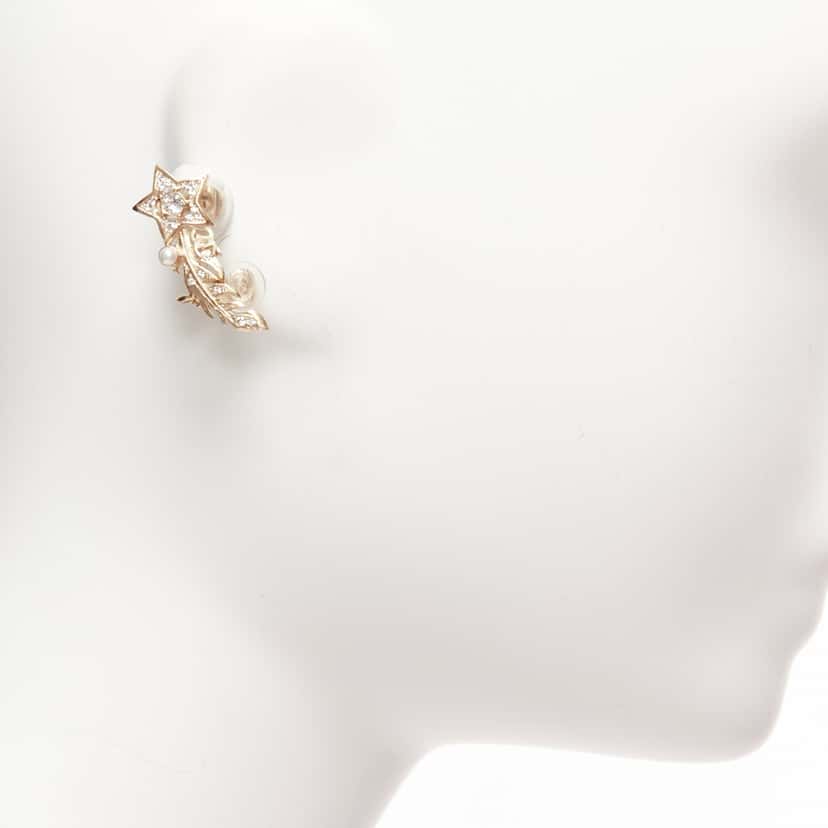 Chanel Shooting Star Earrings Gold Metal Never worn - Model View