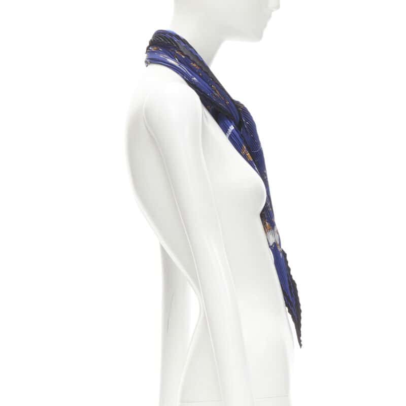 Hermès Rocking Horse Scarf Blue Silk Never worn - Model View