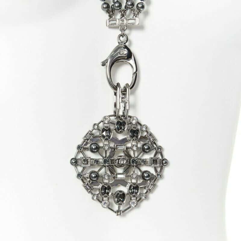 Chanel Triple Pearl Necklace Grey Metal Never worn - Model View