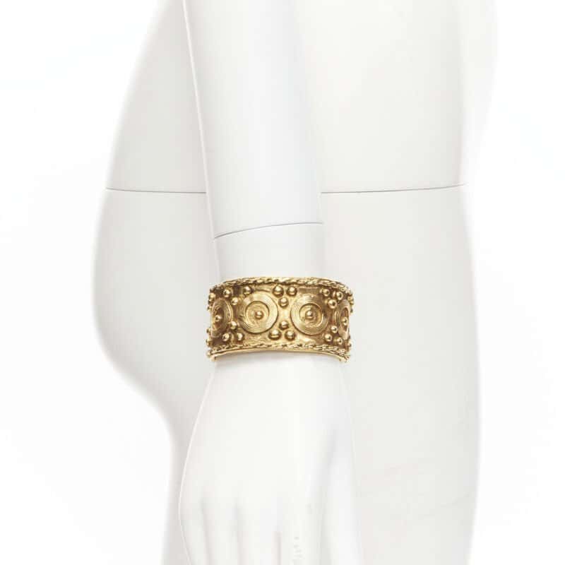 Chanel Etruscan Ornate Gold Cuff Gold Metal Very good condition - Front View