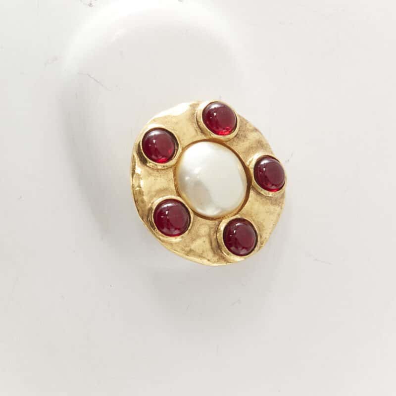 Chanel Gripoix Pearl Earrings Gold Metal Very good condition - Model View