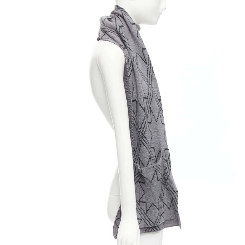 Thom Browne Graphic Star Scarf Grey Very good condition - Model View