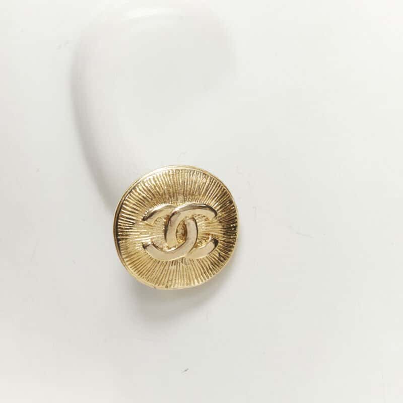 Chanel Starburst Clip Earrings Gold Metal Very good condition - Model View