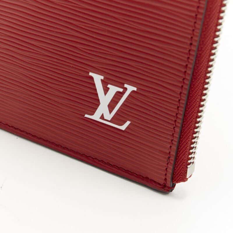 Louis Vuitton Classic Box Bag Red Leather Never worn - Model View