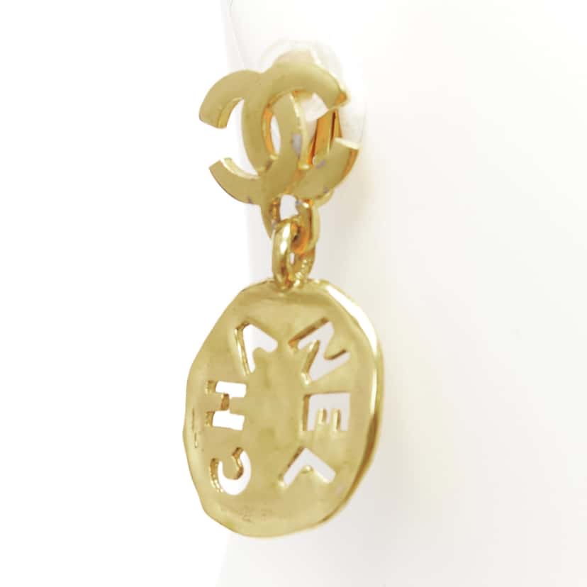 Chanel Chain Resin Earrings Gold Metal Good condition - Model View