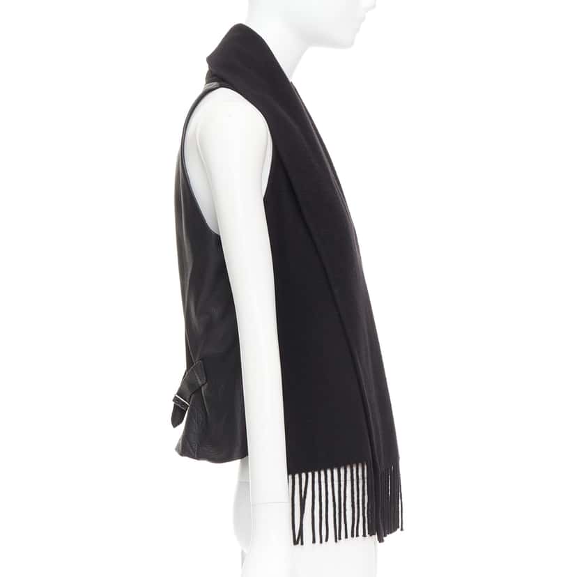 Hermès Scarf Design Vest Black Cashmere Very good condition - Model View
