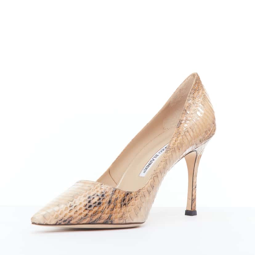 Manolo Blahnik Scaled Slim Pumps Beige Leather Never worn - Model View