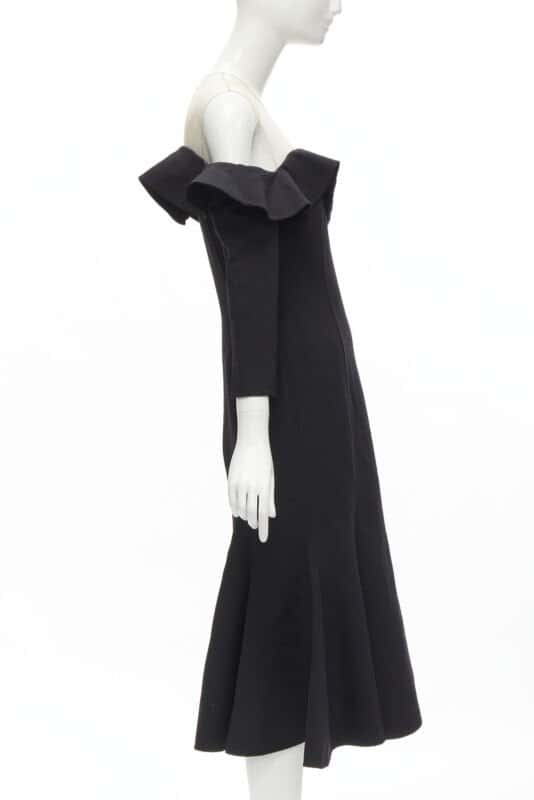 Oscar De La Renta Ruffle Flute Dress Black Wool Never worn - Model View