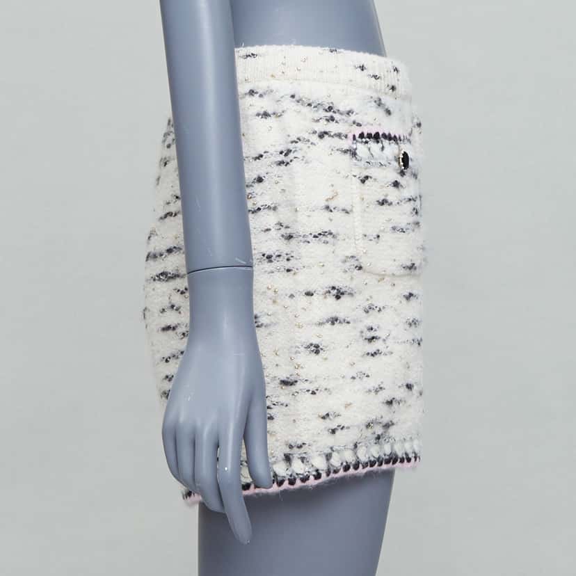 Chanel Tweed Knit Shorts Beige Wool Very good condition - Model View