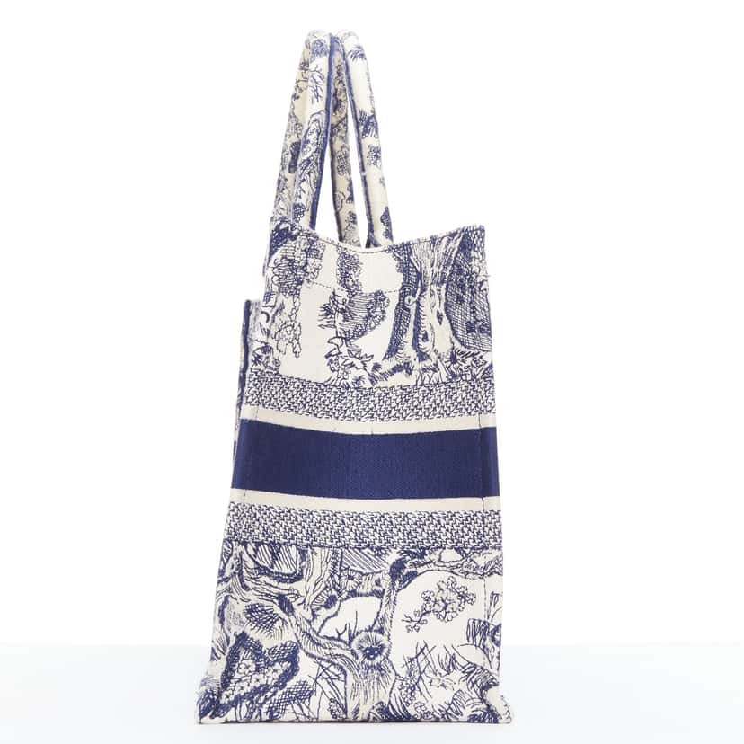 Dior Book Tote Navy Very good condition - Model View