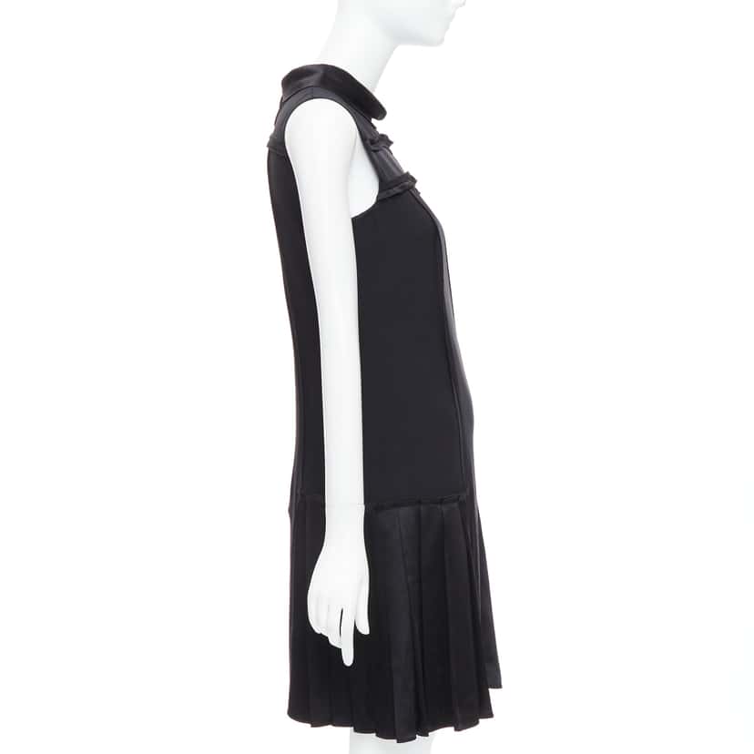 Oscar De La Renta Foldover Collar Dress Black Silk Very good condition - Model View