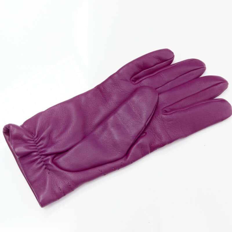 Hermès Green Medor Gloves Purple Leather Never worn - Model View
