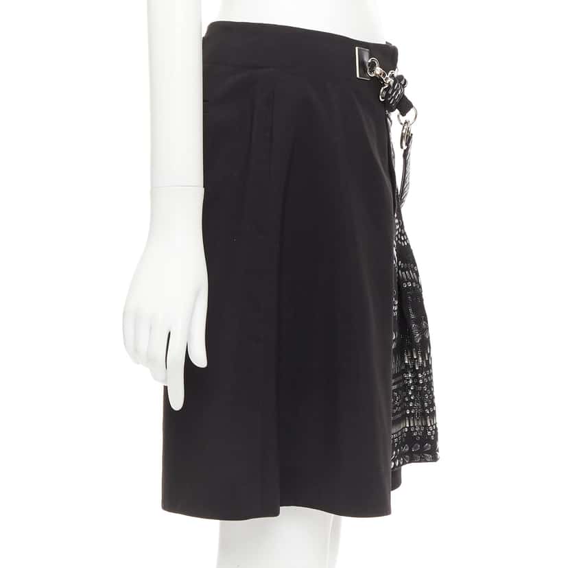 Louis Vuitton Lace Gothic Shorts Black Wool Never worn - Model View