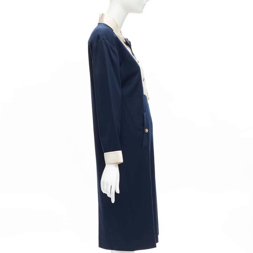 Chanel Pearl Button Dress Navy Wool Very good condition - Model View