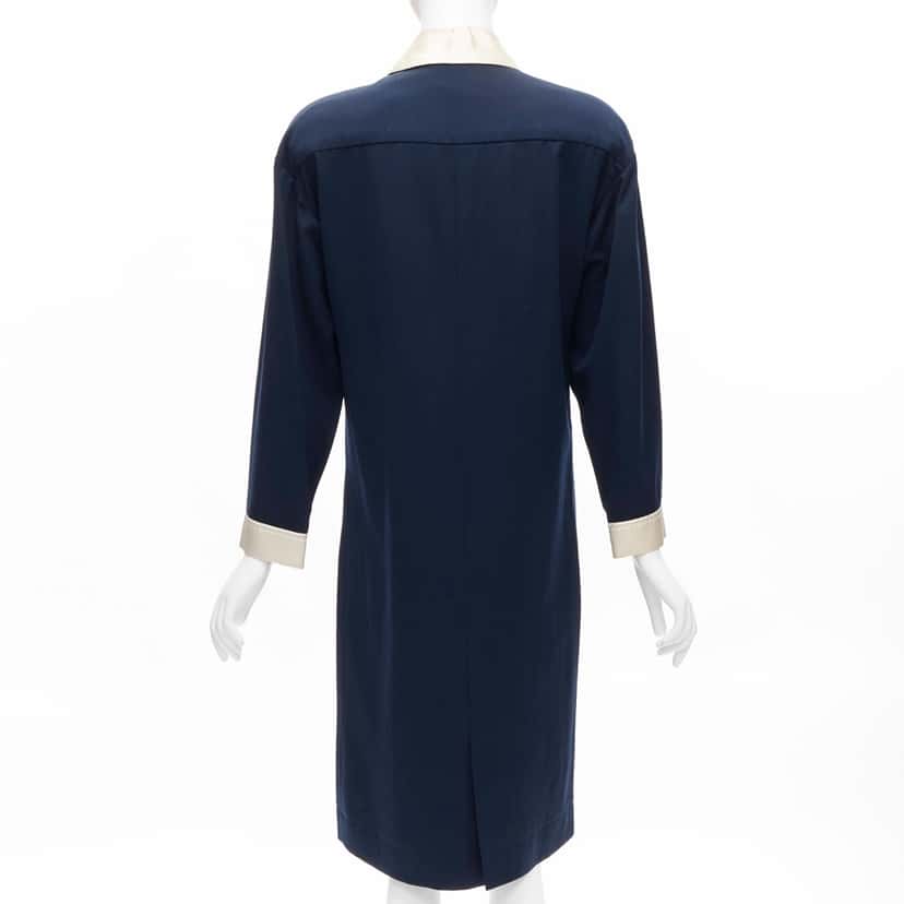 Chanel Pearl Button Dress Navy Wool Very good condition - Box View