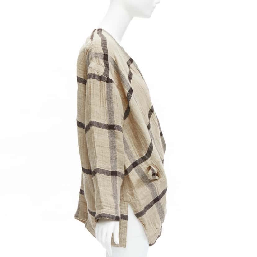 Issey Miyake Beige Crinkle Coat Beige Linen Very good condition - Model View